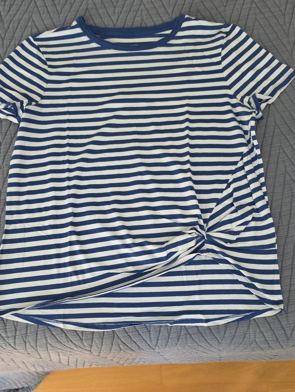 Chicos Size 2 Knot-Front Tee